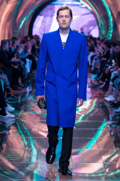 Look 16